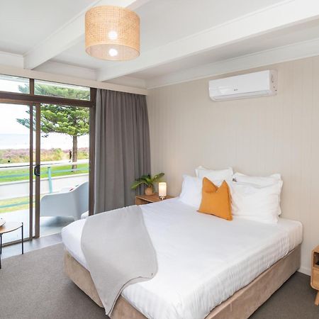 Whispering Sands Beachfront Motel Gisborne Exterior photo