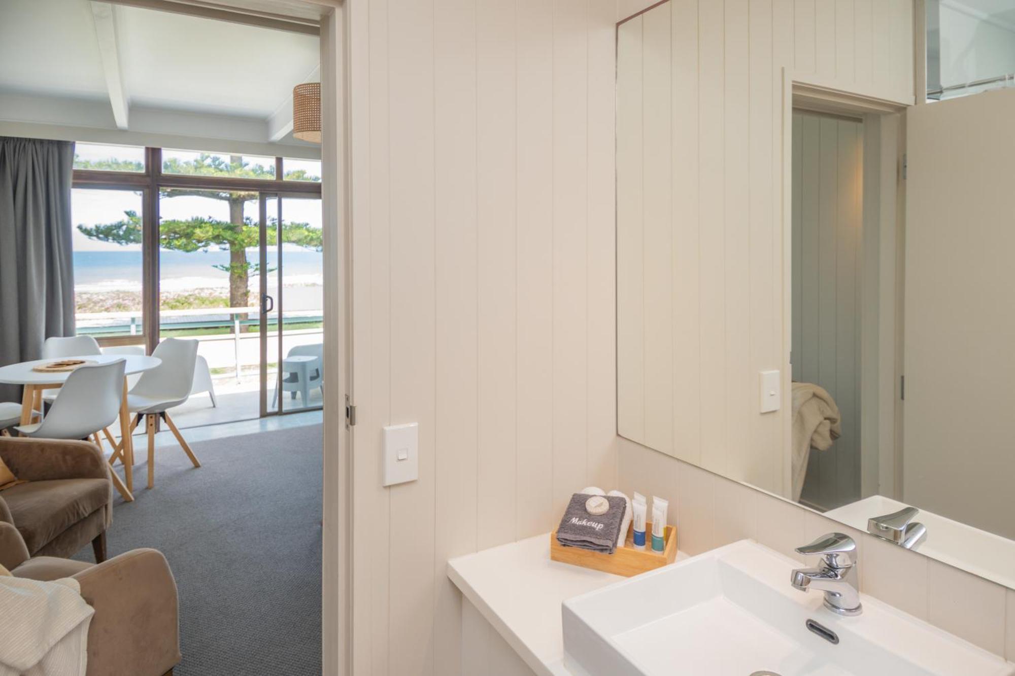 Whispering Sands Beachfront Motel Gisborne Exterior photo
