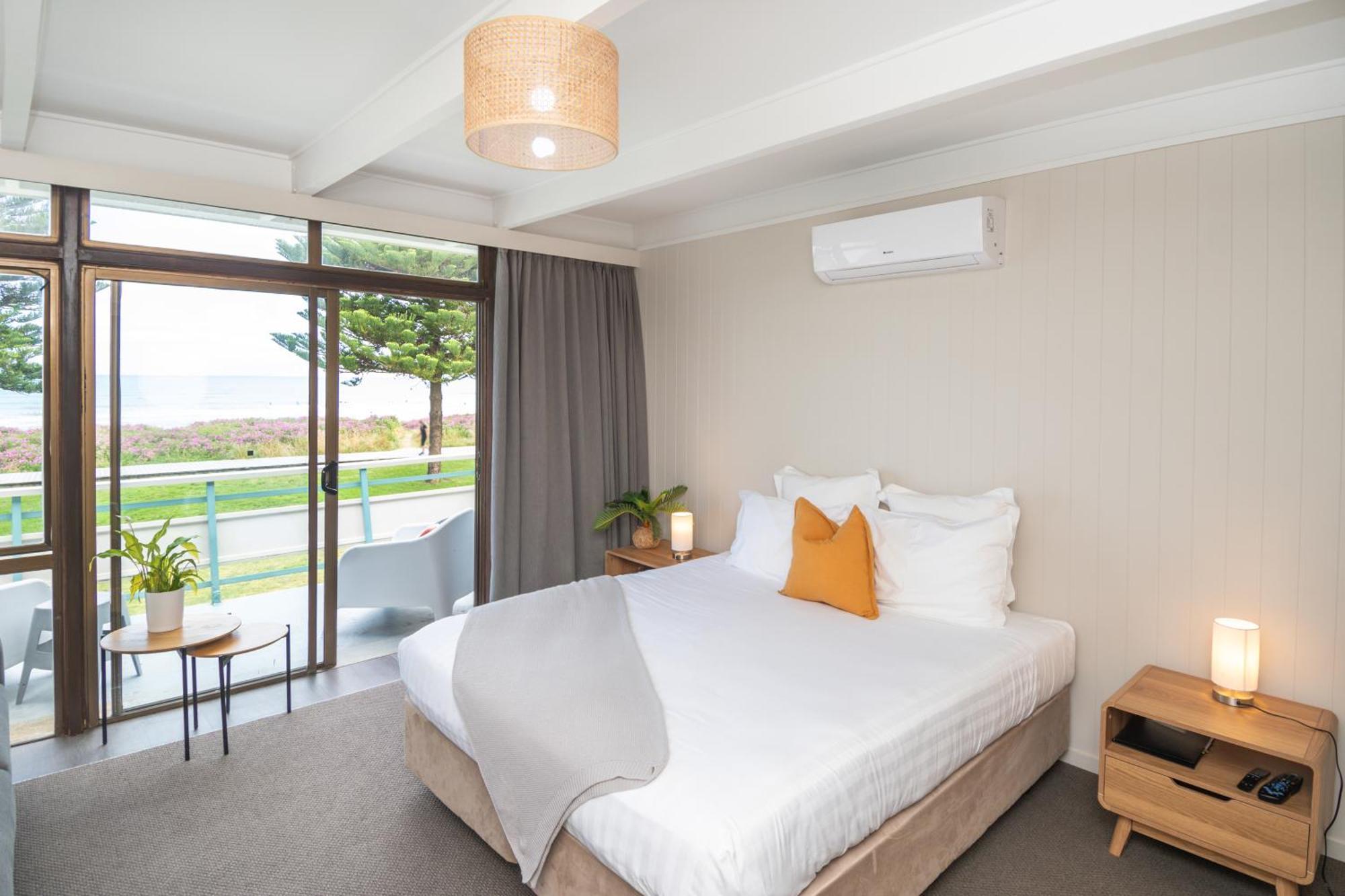 Whispering Sands Beachfront Motel Gisborne Exterior photo