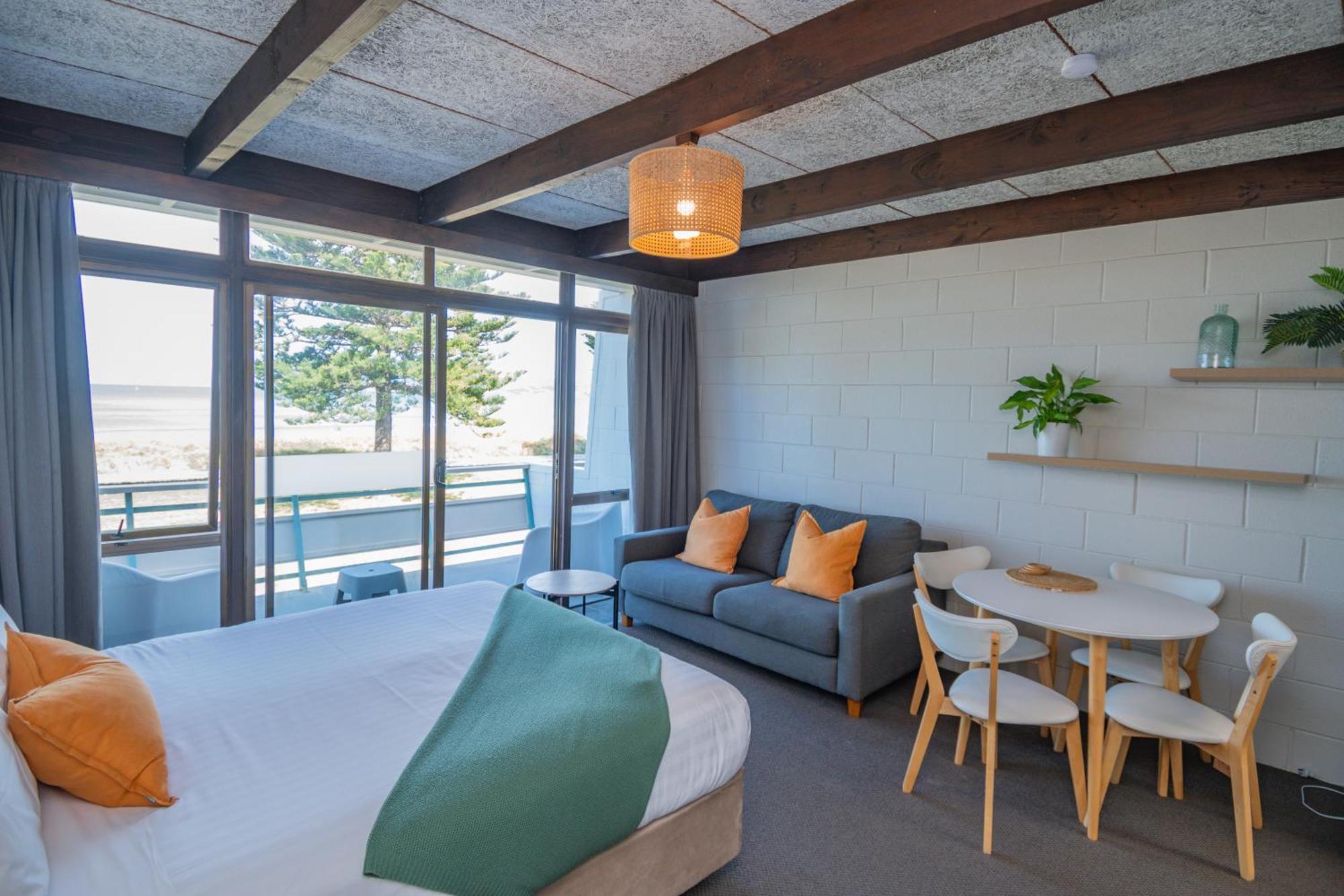 Whispering Sands Beachfront Motel Gisborne Exterior photo