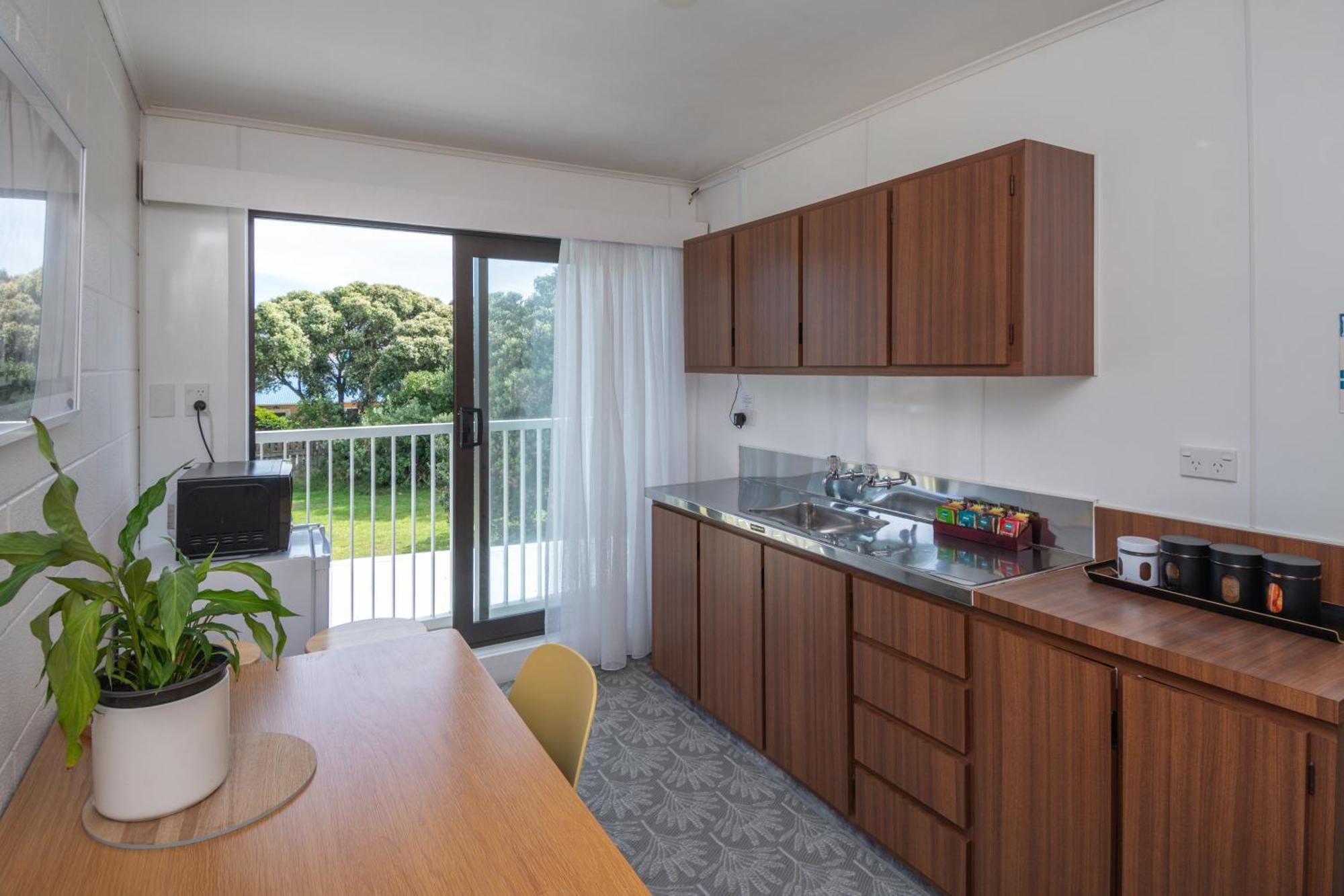 Whispering Sands Beachfront Motel Gisborne Exterior photo