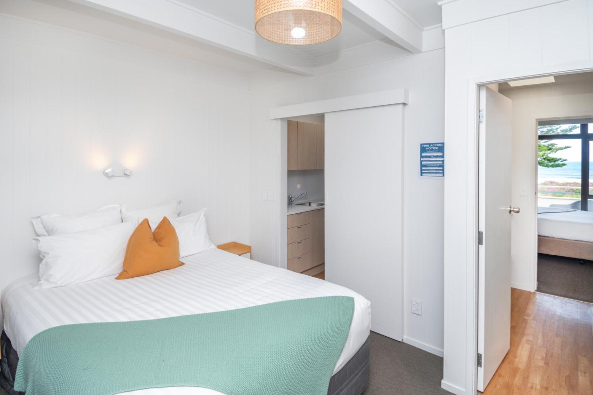 Whispering Sands Beachfront Motel Gisborne Exterior photo