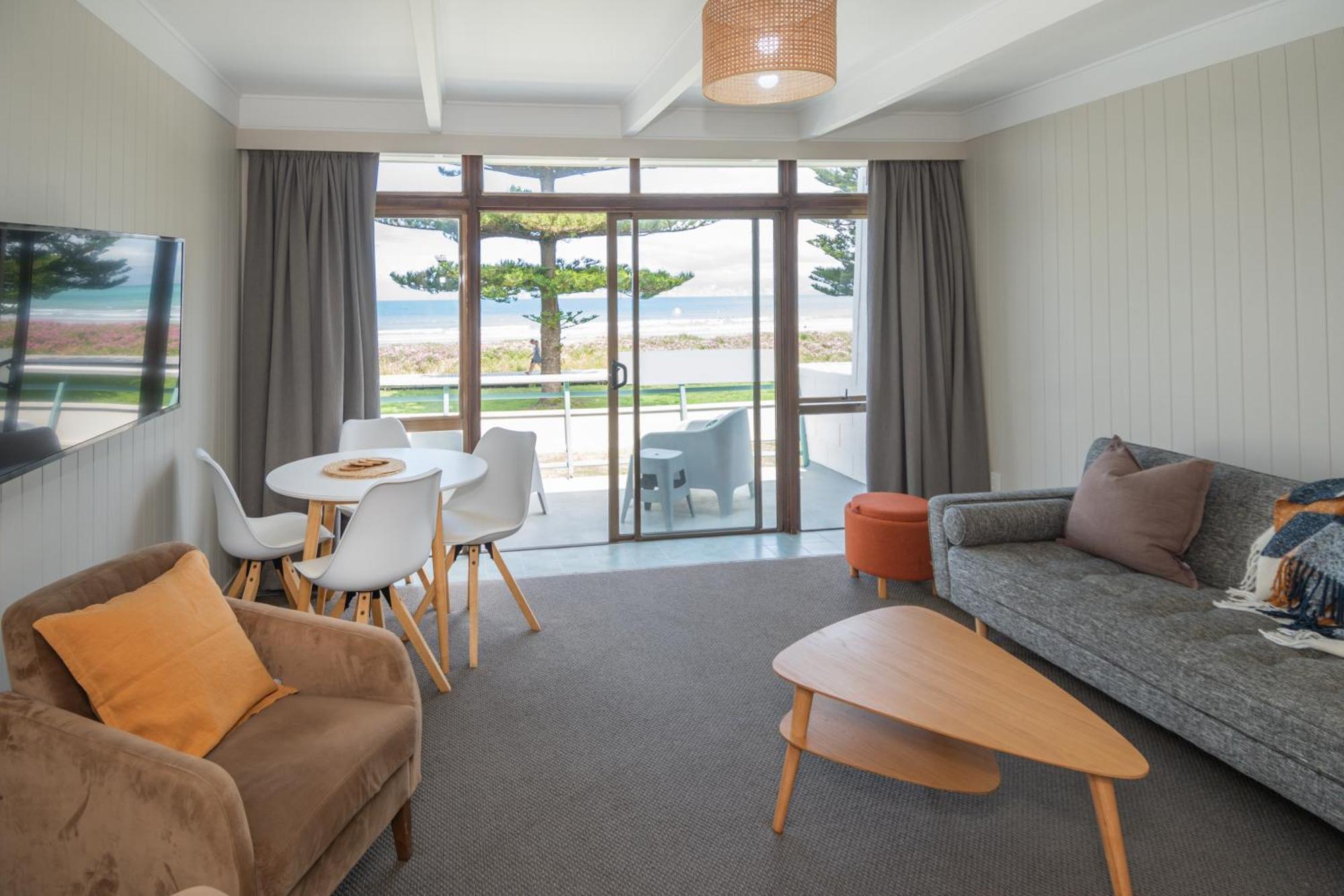 Whispering Sands Beachfront Motel Gisborne Exterior photo