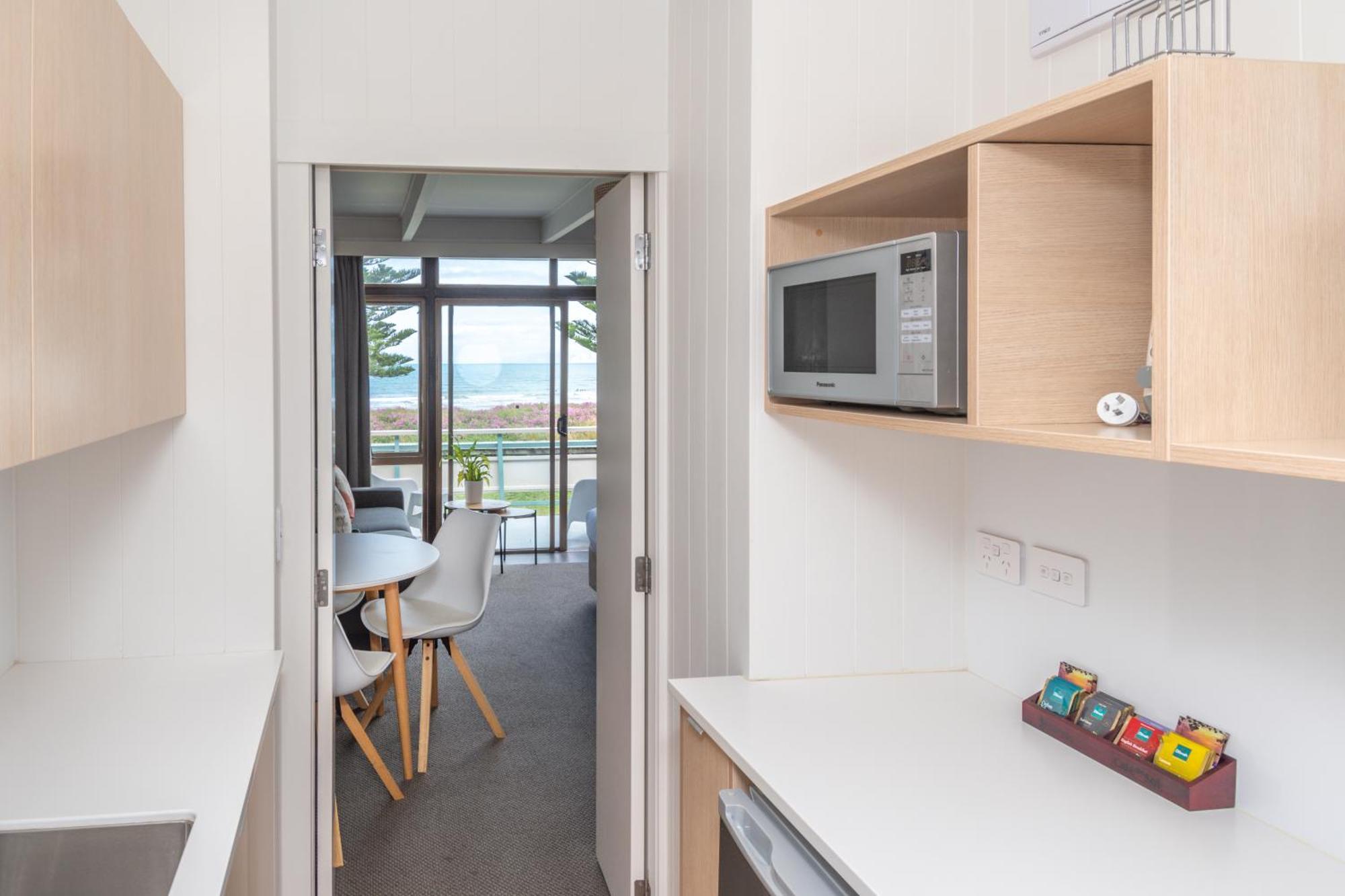 Whispering Sands Beachfront Motel Gisborne Exterior photo