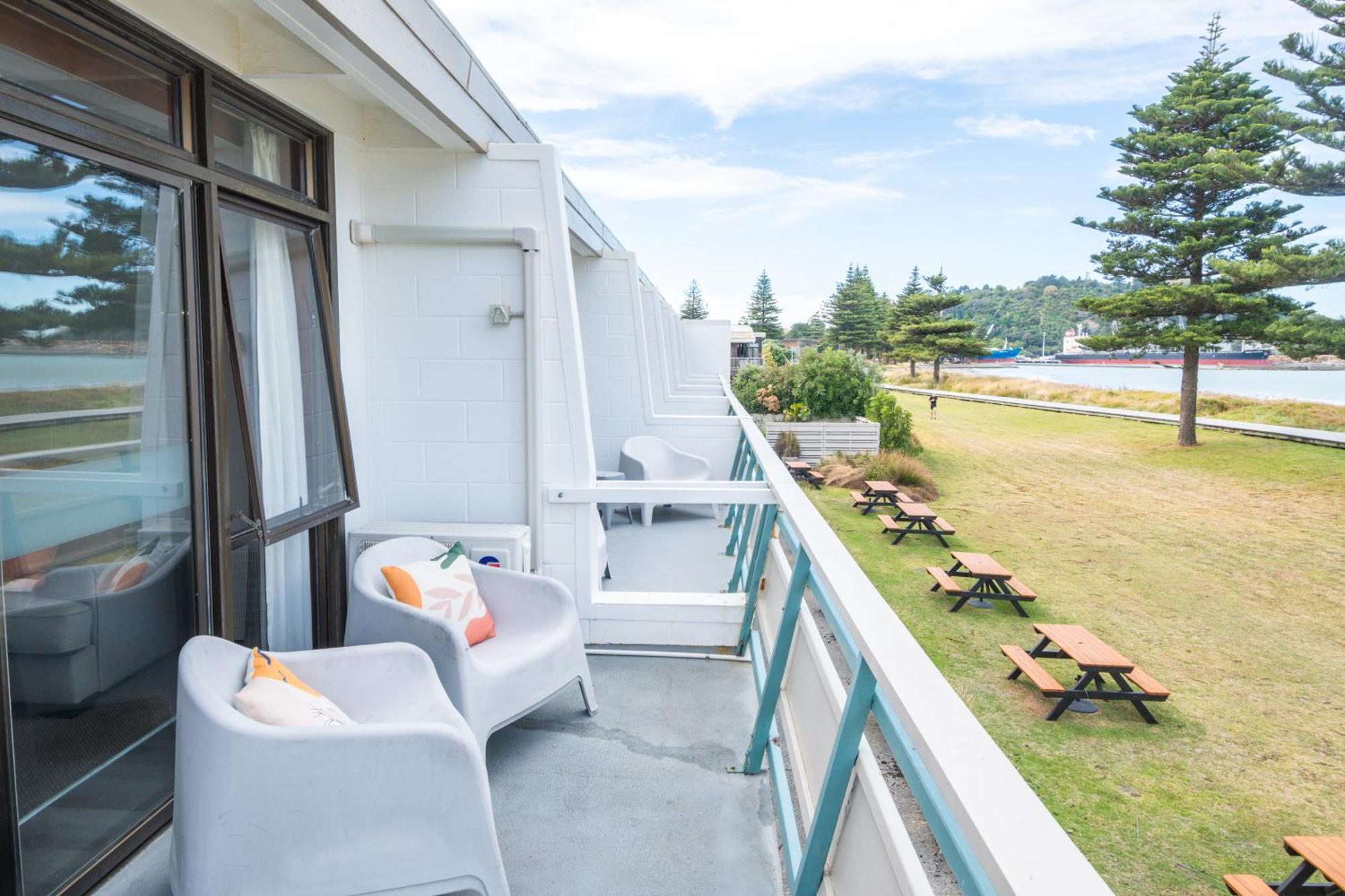 Whispering Sands Beachfront Motel Gisborne Exterior photo