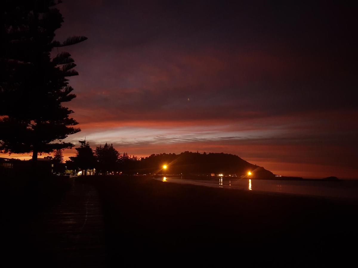 Whispering Sands Beachfront Motel Gisborne Exterior photo