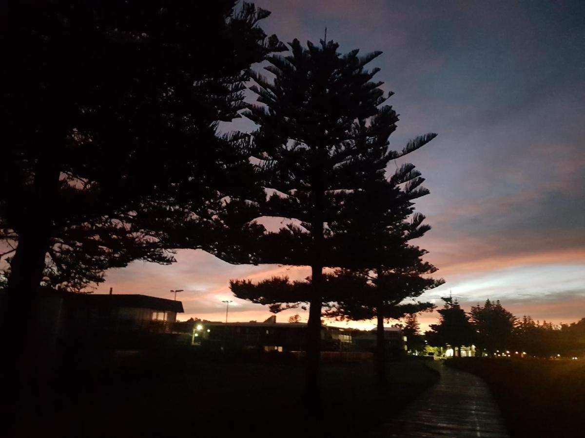 Whispering Sands Beachfront Motel Gisborne Exterior photo